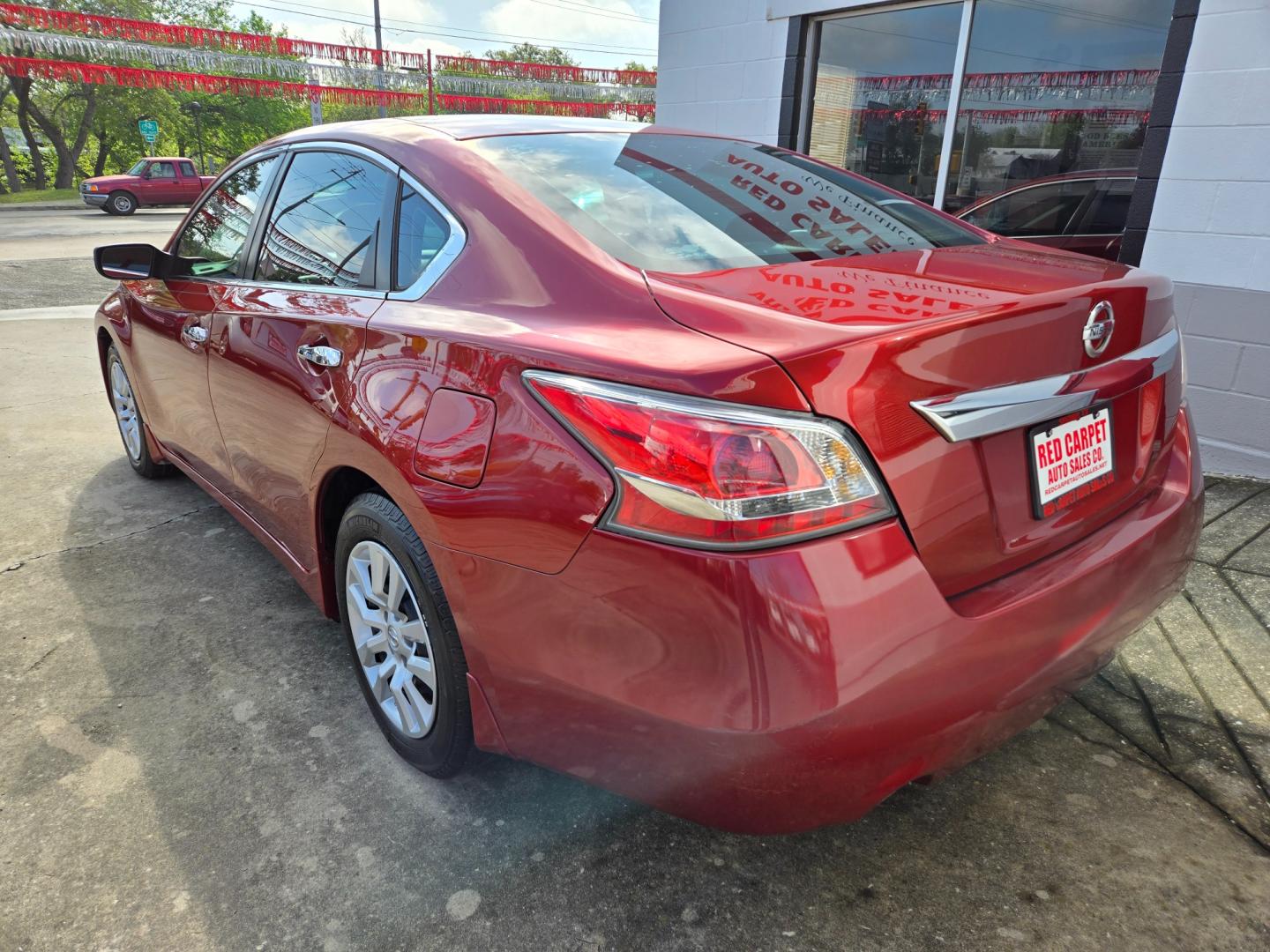 2015 Red Nissan Altima 2.5 S (1N4AL3AP9FC) with an 2.5L L4 DOHC 16V engine, Continuously Variable Transmission transmission, located at 503 West Court, Seguin, TX, 78155, (830) 379-3373, 29.568621, -97.969803 - Photo#3